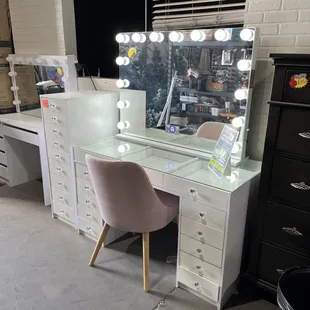 Bluetooth Hollywood Mirror + Vanity Set

Holywood mirror with bluetooth 
Includes desk and chair 

New In Stock Today!!!!