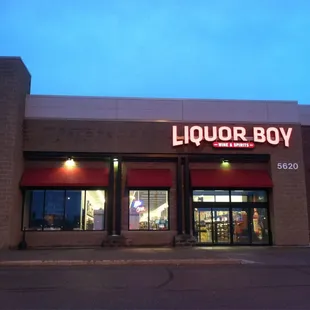 the front of a liquor boy store