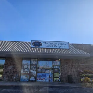 the front of a liquor store