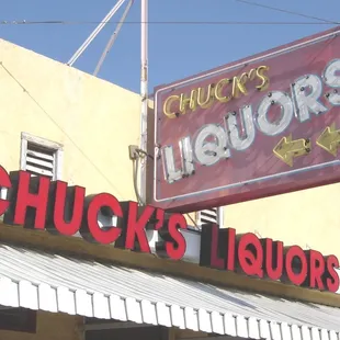 a neon sign for chuck's liquors