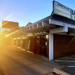 the outside of a liquor store
