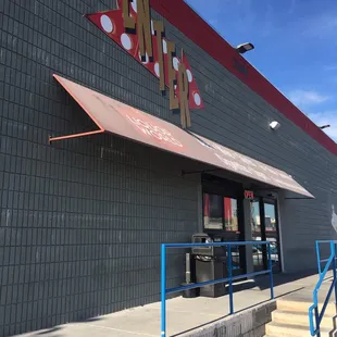 the outside of a liquor store