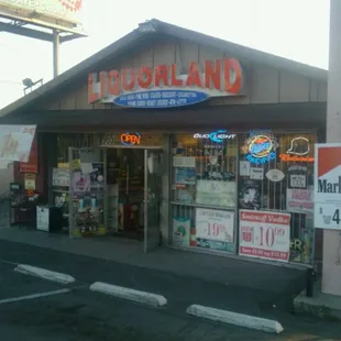 the front of a liquor store