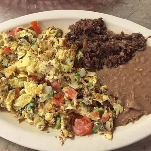 Scrambled juevos con Mexican salsa