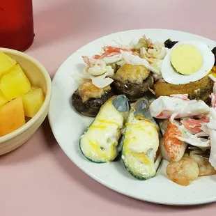 Buffet itens: Cheese Mussels, Stuffed Mushrooms, Fried Rice, Seafood Salad, Peppered Chicken, Fresh Fruit (Pineapple &amp; Cantaloupe).