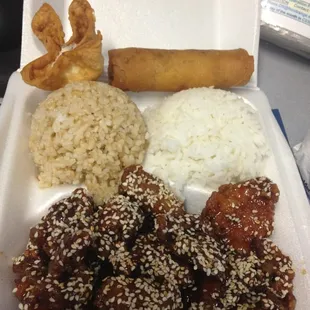 Sesame chicken with half white steamed rice and half brown rice. Comes with egg roll and soup.