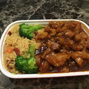 General Tso&apos;s dinner combo (comes w/an egg roll)