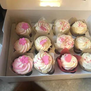 I love the decorative wraps around the cupcakes! Such a beautiful touch!