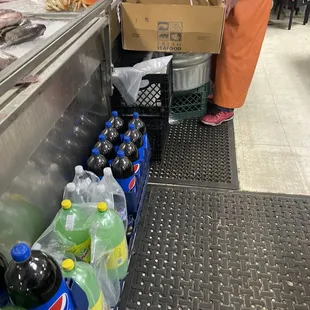 Now idk why he couldnt jist pour all the blue crab in the bail he was picking one by one with those tongs