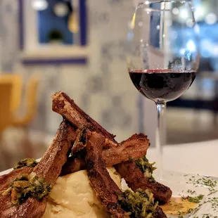 COSTELETAS DE CORDEIRO with a glass of Cabriz