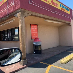 I don't think the girl working has seen this sign