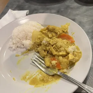 YELLOW CURRY  chicken thigh, potato, carrots, chili paste and coconut milk, potato, diced onion, basil leaf, comes with 2 scoops of rice