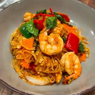 Drunken Noodle Our Signature Thin noodle with egg, garlic,chili,onion,cherry tomato,carrot,bell pepper, basil leaves #drunkennoodle #泰餐