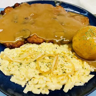 Jäger Schnitzel mit Beilage* und Salat   Schnitzel with mushroom sauce, Spatzle with cheese and potato dumpling