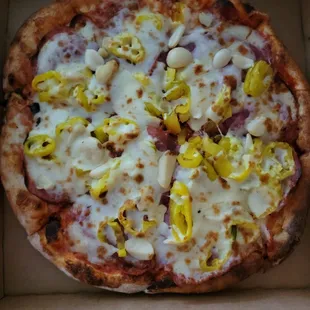 Diavolo pizza with uncooked garlic isntead of described garlic confit