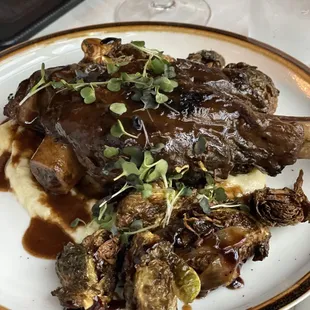a plate of meat and mashed potatoes