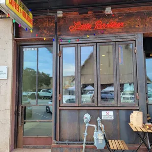 the outside of a restaurant