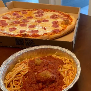 Cheese pizza with hams &amp; spaghetti with meatballs