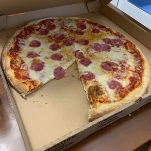 Cheese pizza with hams