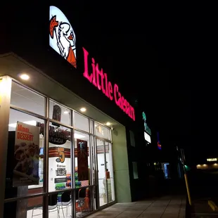 the outside of a restaurant at night