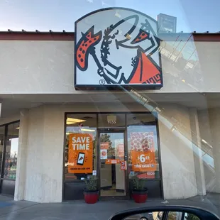 the front entrance of a fast food restaurant