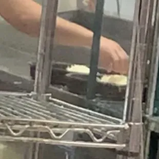 Making pizza with out gloves