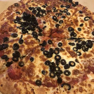 Cheese pizza with olives 6/10