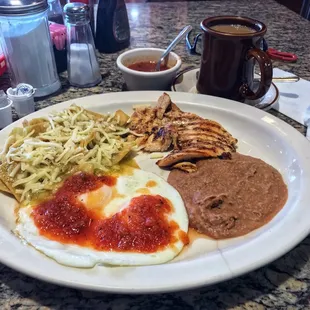 Chilaquiles verdes, huevos estrellados y pollo