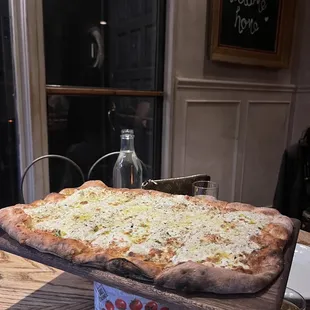 Show white pizza