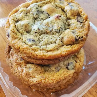 Pack of 3 freshly made chocolate chip cookies