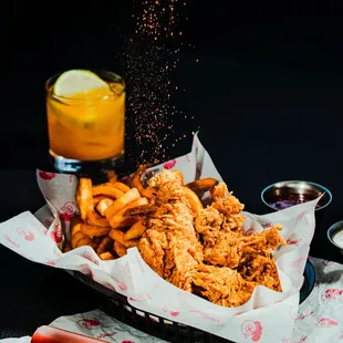 chicken wings and fried chicken, chicken wings, bbq chicken, bbq wings, fried chicken wings, chicken, fried chicken, poultry, food