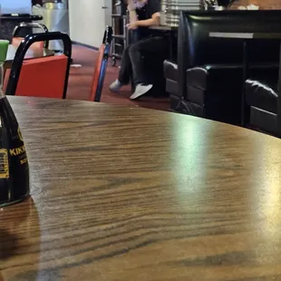 Waitress playing on phone whil customers soda was empty and plates were stacking up