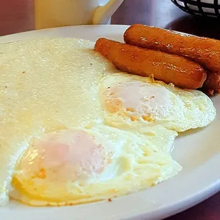 a plate of breakfast food