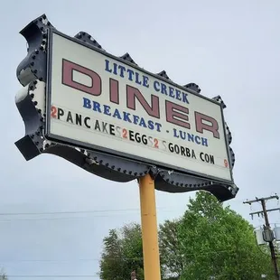 the sign for little creek diner