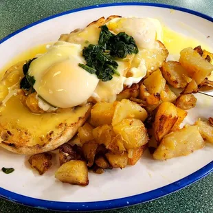 Vanna's Benny: deep-fried chicken breast, Swiss, sauteed spinach, hollandaise sauce atop an English muffin.