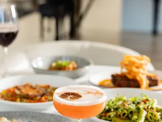 Ellie's Restaurant & Lounge