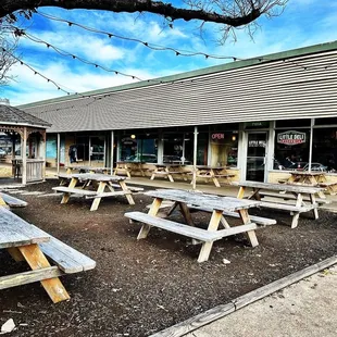 the outside of a restaurant