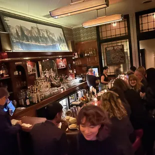 Bar area/front waiting