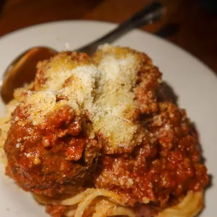 a plate of spaghetti and meatballs