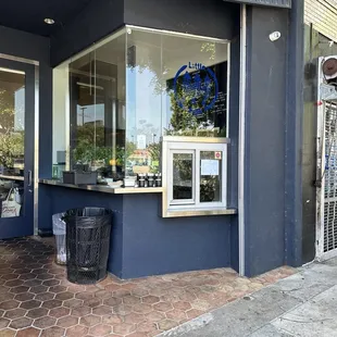 Front / ordering window