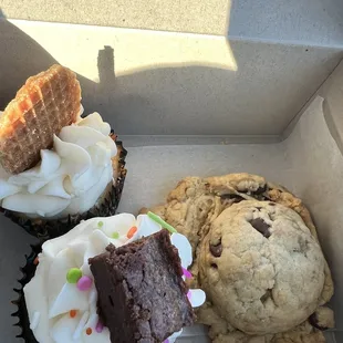 Cupcakes and a cookie