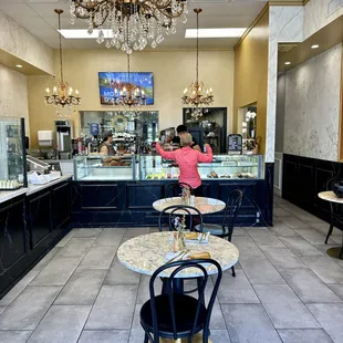 My wife chatting with Yashar the manager !