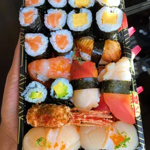 Salmon roll sushi Egg Custard Sushi Avocado Roll Surf Clam Sushi Scallop Sushi Unagi H/R Sweet Shrimp Sushi