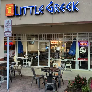 Tables to eat al fresco.