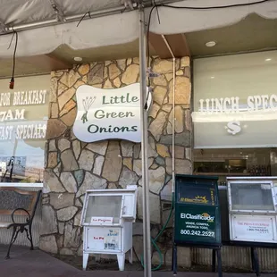 the outside of a restaurant