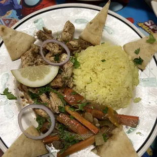 Grilled chicken bowl (comes with pita,rice and veggies)