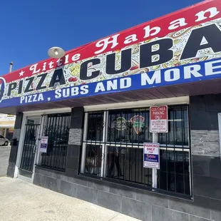 the front of a pizza restaurant