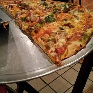 If you are Evansville and want fantastic food, stop at this little hidden gem of a resteraunt!  We had the Tuscan pizza and it was great!