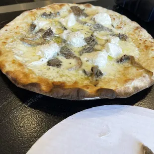 Mama 's White Pizza