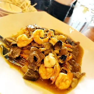 Me Ka Taing(Beef and Shrimps) Big rice noodles, eggs, straw mushroom, and carrot.